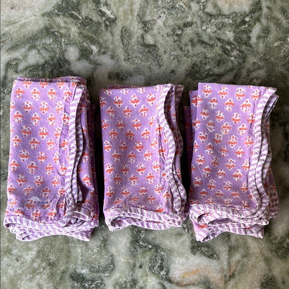 Furbish scalloped edge napkins — set of 10 - Picture 4 of 5